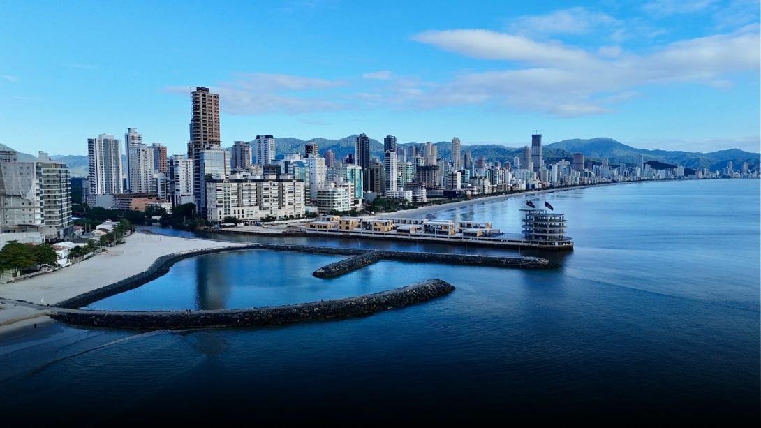 Vista aérea da orla de Porto Belo